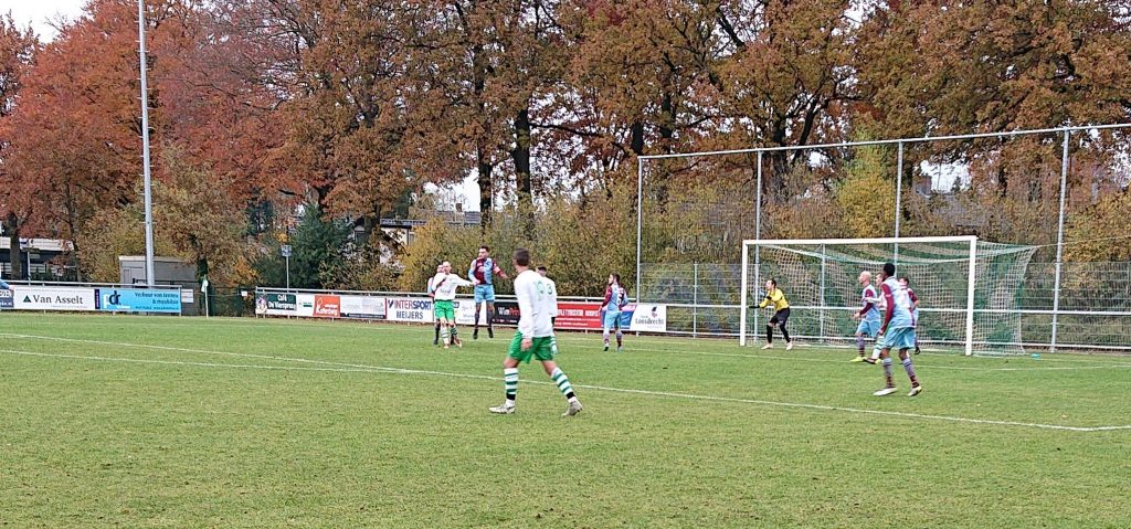Beeld uit duel Vierhouten'82 vs. FC RDC