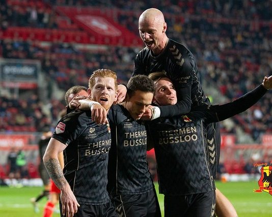 Feestend Go Ahead Eagles bij FC Twente, foto Henny Meyerink