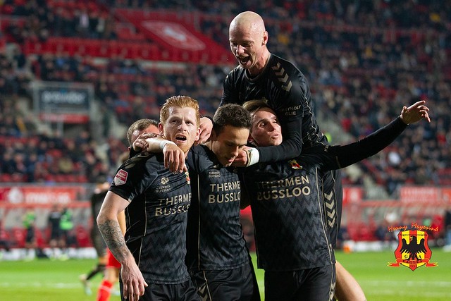 Feestend Go Ahead Eagles bij FC Twente, foto Henny Meyerink