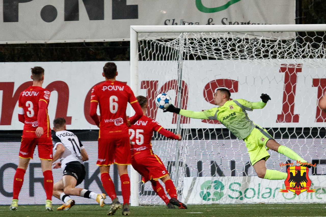 Jay Gorter met een redding in Helmond, Helmond Sport Go Ahead Eagles, foto: Henny Meyerink