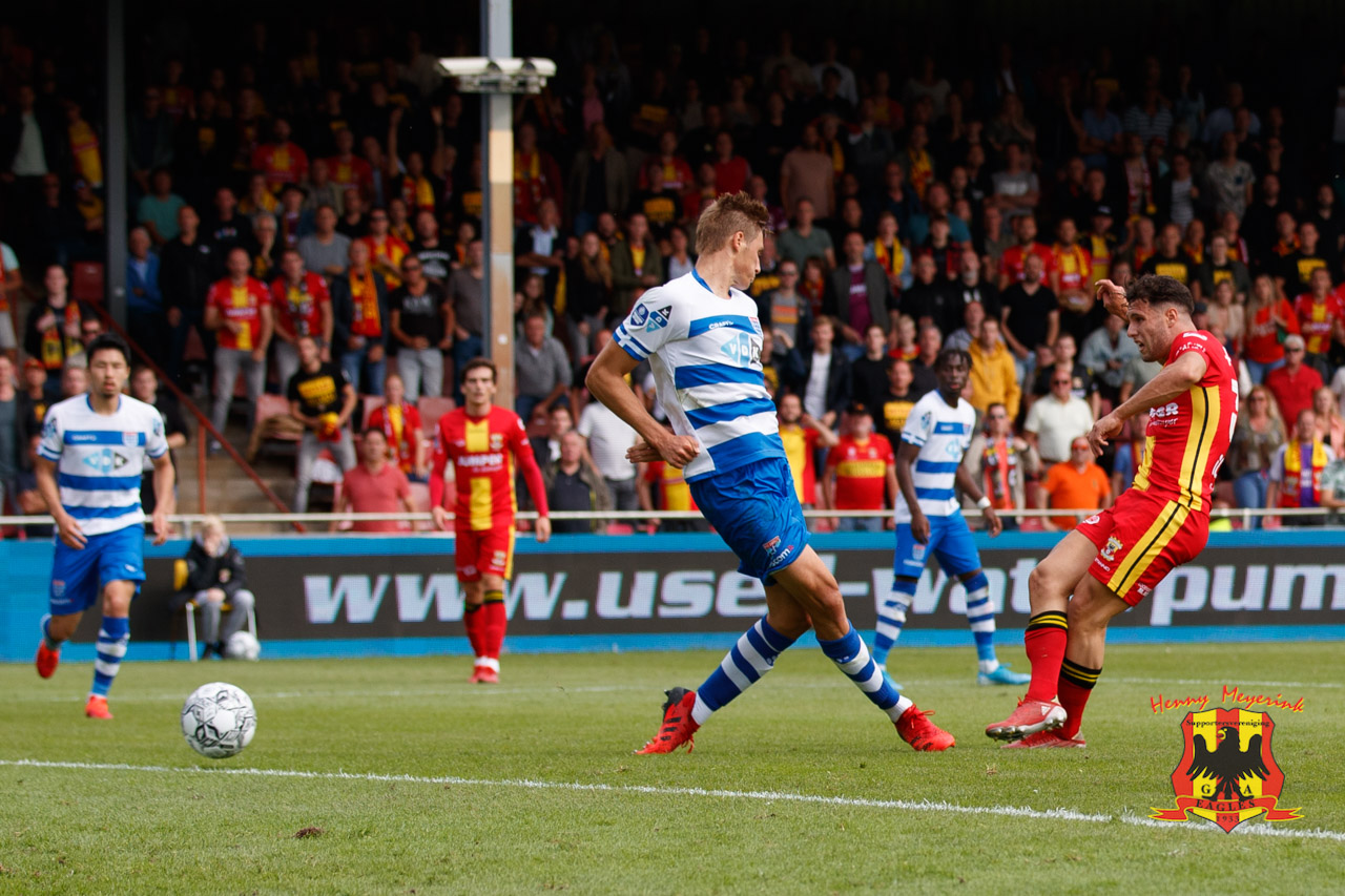 Foto Henny Meyerink. Botos scoort voor Go Ahead Eagles tegen PEC