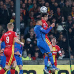 Mats Deijl in duel in de thuiswedstrijd tegen FC Utrecht