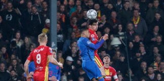 Mats Deijl in duel in de thuiswedstrijd tegen FC Utrecht