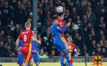Mats Deijl in duel in de thuiswedstrijd tegen FC Utrecht