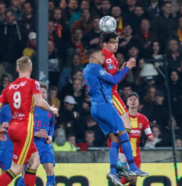 Mats Deijl in duel in de thuiswedstrijd tegen FC Utrecht