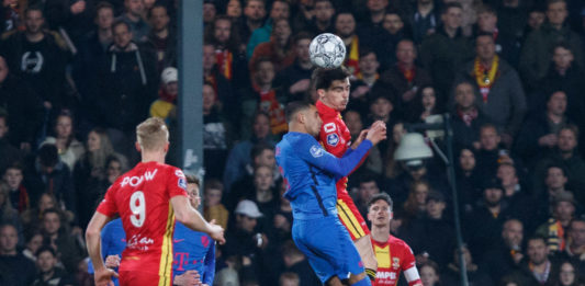 Adelaarsoog op Utrecht thuis Mats Deijl in duel in de thuiswedstrijd tegen FC Utrecht