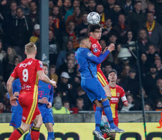 Mats Deijl in duel in de thuiswedstrijd tegen FC Utrecht