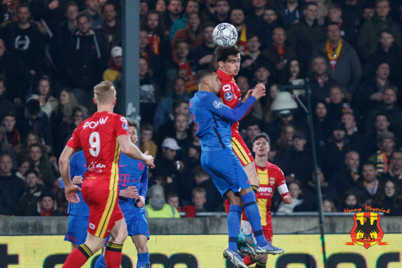 Mats Deijl in duel in de thuiswedstrijd tegen FC Utrecht