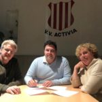 V.l.n.r. Rick Otten (bestuurslid voetbalzaken), Richard van Dellen (hoofdtrainer) en Pauline Achtereekte (voorzitter v.v. Activia)