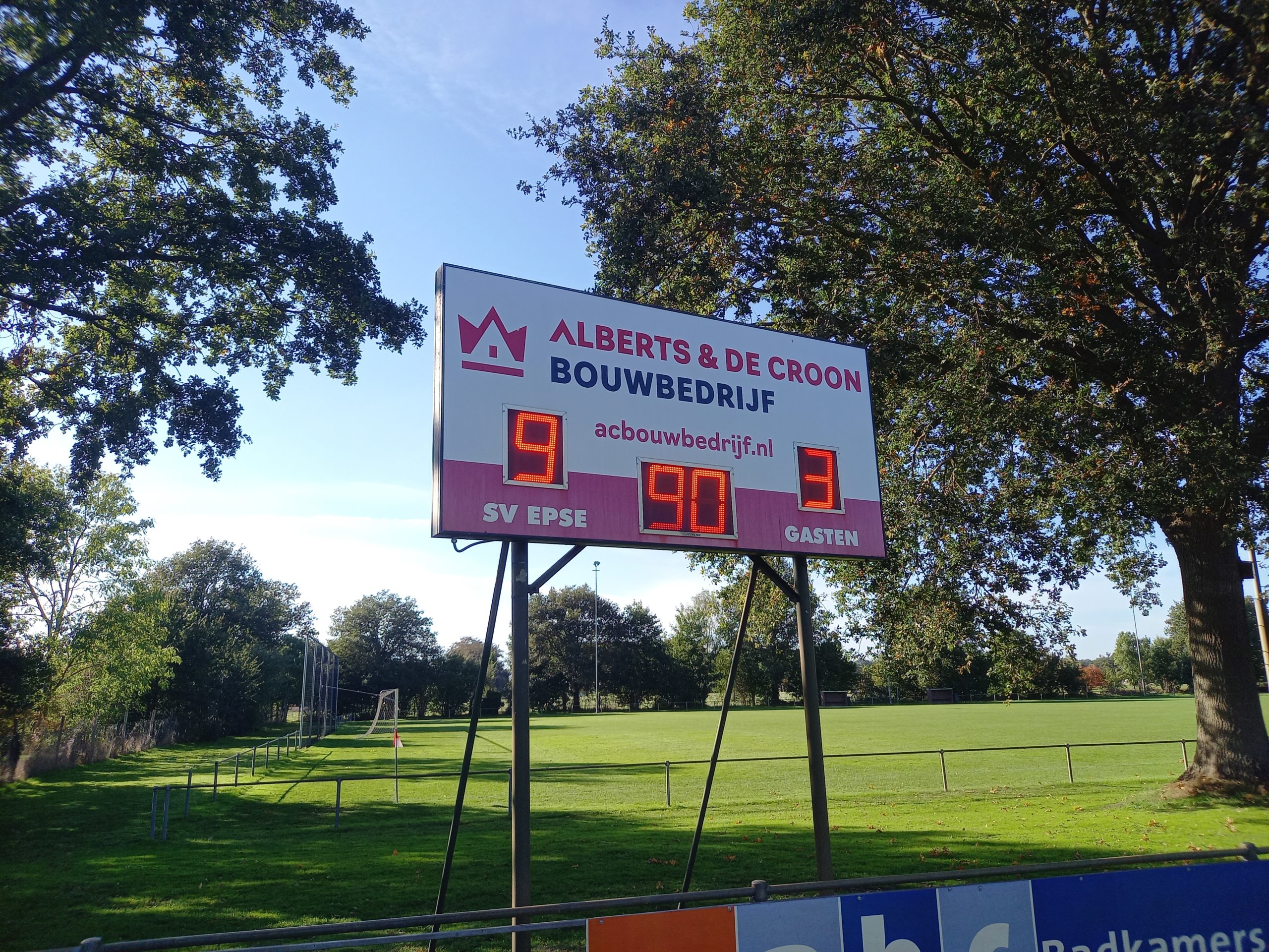 Silas Muiderman loodst Epse langs Batavia - Deventer Voetbal