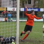Voorwaarts scoort half dozijn in het laatste kwartier Voorwaarts-spits Bruce Schotman scoort | foto: Ronny te Wechel