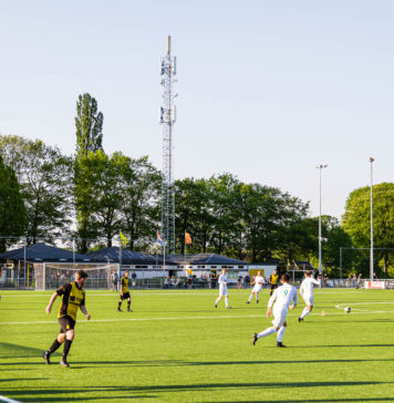 Van zondag naar zaterdag: vv Diepenveen volgt een bekend Deventer spoor Diepenveen - Overwetering | foto: Han Balk