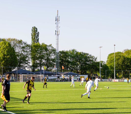 Van zondag naar zaterdag: vv Diepenveen volgt een bekend Deventer spoor Diepenveen - Overwetering | foto: Han Balk