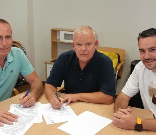 Van links naar rechts: Gerard Groot Koerkamp (sponsorcommissie SV Schalkhaar), Geert Wolters (Wolters Keuken & Bad) en Sjors Brugge (sponsorcommissie SV Schalkhaar)