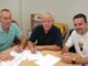 Van links naar rechts: Gerard Groot Koerkamp (sponsorcommissie SV Schalkhaar), Geert Wolters (Wolters Keuken & Bad) en Sjors Brugge (sponsorcommissie SV Schalkhaar)
