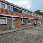 Stappedwarsstraat, huizen met GAE vlaggen | foto: Carlo Giugie