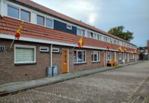 Stappedwarsstraat, huizen met GAE vlaggen | foto: Carlo Giugie