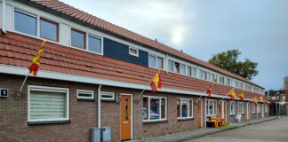 Stappedwarsstraat, huizen met GAE vlaggen | foto: Carlo Giugie