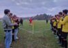 Foto: keeper Gerrit Roeterdink verlaat het veld door de erehaag als dank voor zijn inzet.
