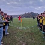 Foto: keeper Gerrit Roeterdink verlaat het veld door de erehaag als dank voor zijn inzet.