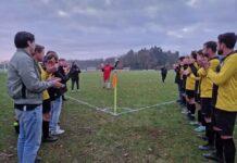 Foto: keeper Gerrit Roeterdink verlaat het veld door de erehaag als dank voor zijn inzet.