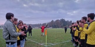 Foto: keeper Gerrit Roeterdink verlaat het veld door de erehaag als dank voor zijn inzet.