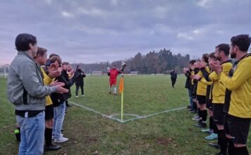 Foto: keeper Gerrit Roeterdink verlaat het veld door de erehaag als dank voor zijn inzet.