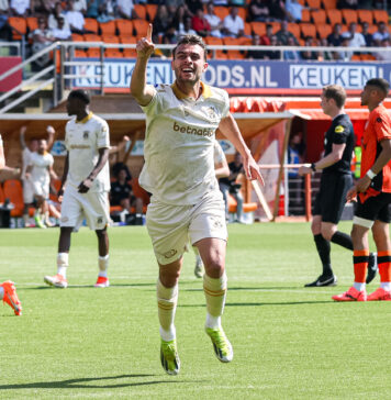 Adelaarsoog op Volendam uit