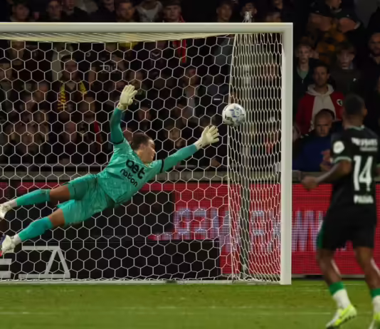 Luca Plogman in de wedstrijd Go Ahead Eagles tegen Feyenoord | foto: Henny Meyerink