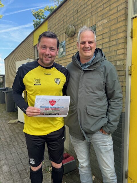 Stijn Obdeijn (VV Gorssel) en Wouter Hulsegge namens Deventer Voetbal