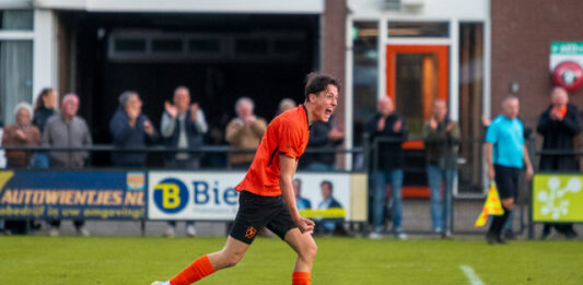 Voorwaarts kan het ook strijdend Björn Hoogeslag: debuut en doelpunt