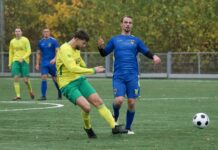 Dik verdiende overwinning Overwetering Oskar Kappert (Overwetering) haalt uit tegen Diepenveen | foto: Nicole de Ruig