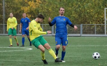 Dik verdiende overwinning Overwetering Oskar Kappert (Overwetering) haalt uit tegen Diepenveen | foto: Nicole de Ruig