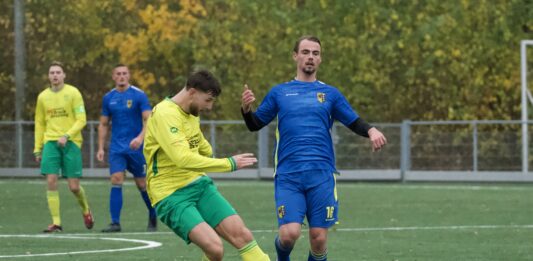 Dik verdiende overwinning Overwetering Oskar Kappert (Overwetering) haalt uit tegen Diepenveen | foto: Nicole de Ruig