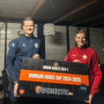 Djordi van der Hoop rijkt de prijs uit aan Jaydey Hansler van winnaar Rohda Raalte.