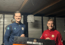 Rohda Raalte wint prijs bij Hanze Cup Djordi van der Hoop rijkt de prijs uit aan Jaydey Hansler van winnaar Rohda Raalte.