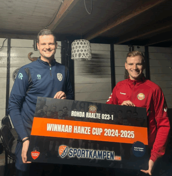 Rohda Raalte wint prijs bij Hanzesteden Bedrijfsverzekeringen Cup Djordi van der Hoop rijkt de prijs uit aan Jaydey Hansler van winnaar Rohda Raalte.