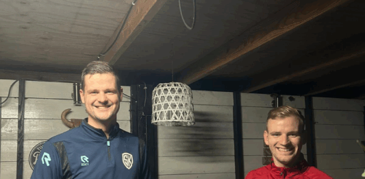 Rohda Raalte wint prijs bij Hanze Cup Djordi van der Hoop rijkt de prijs uit aan Jaydey Hansler van winnaar Rohda Raalte.