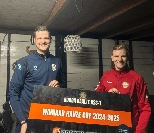 Rohda Raalte wint prijs bij Hanze Cup Djordi van der Hoop rijkt de prijs uit aan Jaydey Hansler van winnaar Rohda Raalte.