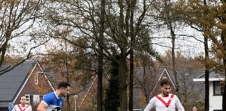 Sportclub Deventer met de billen bloot in Almelo