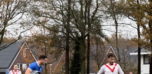 Sportclub Deventer met de billen bloot in Almelo