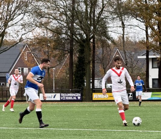 Sportclub Deventer met de billen bloot in Almelo