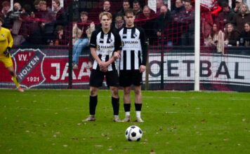 Sallandse derby tussen Holten en ABS eindigt in 0-0 Holten - ABS | foto: Ferdinand Deuzeman