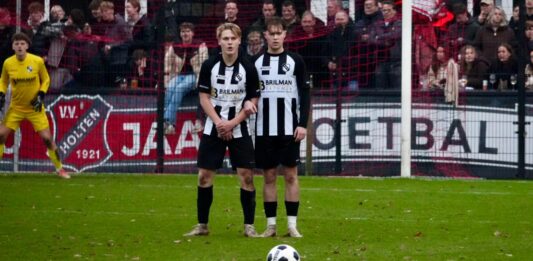 Sallandse derby tussen Holten en ABS eindigt in 0-0 Holten - ABS | foto: Ferdinand Deuzeman