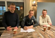 Trainer Duteweert bij zijn contractverlenging, geflankeerd door links voorzitter Johan Roetert en rechts penningmeester Barry Beldman.