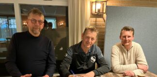 Trainer Duteweert bij zijn contractverlenging, geflankeerd door links voorzitter Johan Roetert en rechts penningmeester Barry Beldman.