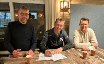 ABS en hoofdtrainer Duteweert verlengen contract tot 2028 Trainer Duteweert bij zijn contractverlenging, geflankeerd door links voorzitter Johan Roetert en rechts penningmeester Barry Beldman.