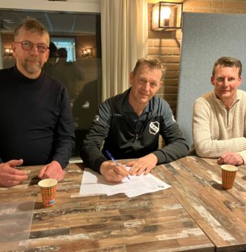 ABS en hoofdtrainer Duteweert verlengen contract tot 2028 Trainer Duteweert bij zijn contractverlenging, geflankeerd door links voorzitter Johan Roetert en rechts penningmeester Barry Beldman.