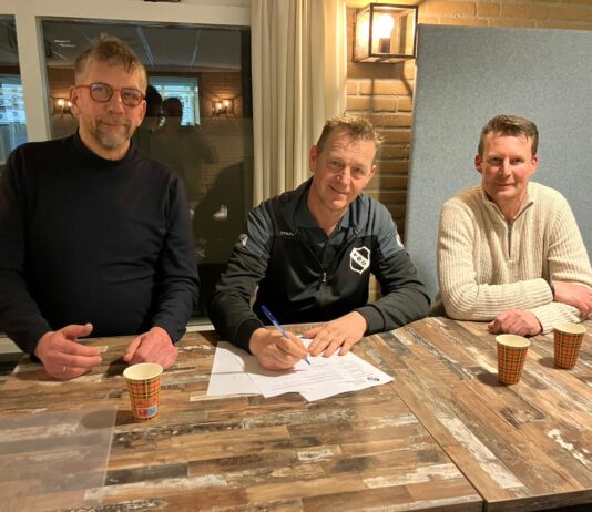 Trainer Duteweert bij zijn contractverlenging, geflankeerd door links voorzitter Johan Roetert en rechts penningmeester Barry Beldman.