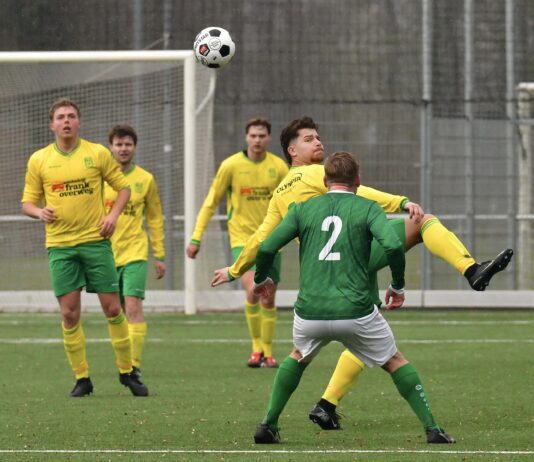 Teleurstellend maar verdiend resultaat voor Overwetering Sportclub Overwetering - SV Heeten | foto: Nicole de Ruig
